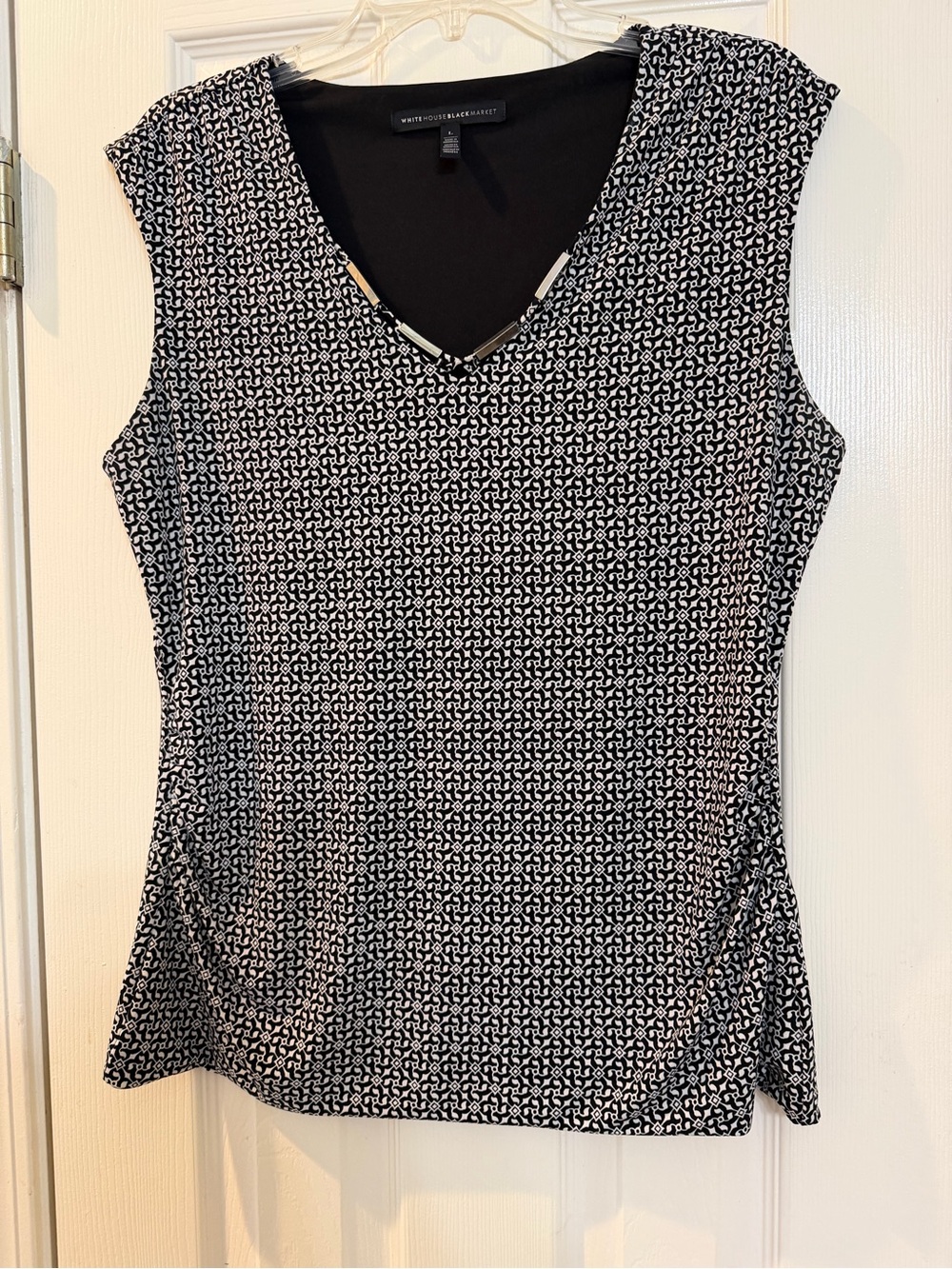 White House Black Market Geometric Sleeveless Blouse in Black & White Size Large